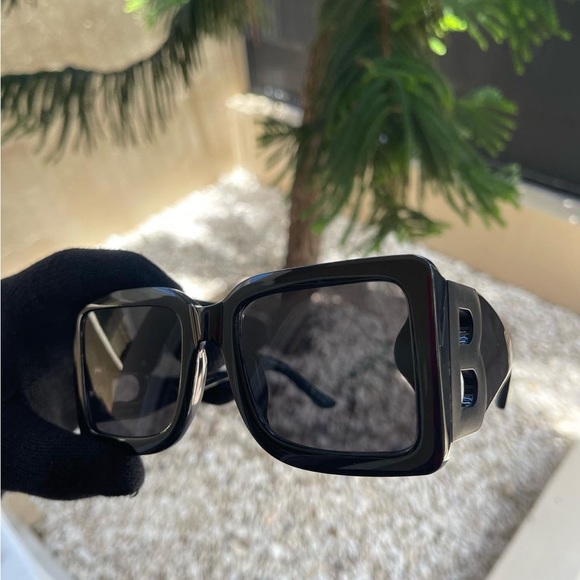 Women’s Oversized Square “B” Sunglasses - Picture 4 of 5